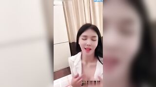 诱人网女神露脸露三点掰开逼逼给你看