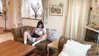 刚睡醒的学生妹无聊自慰身材非常好